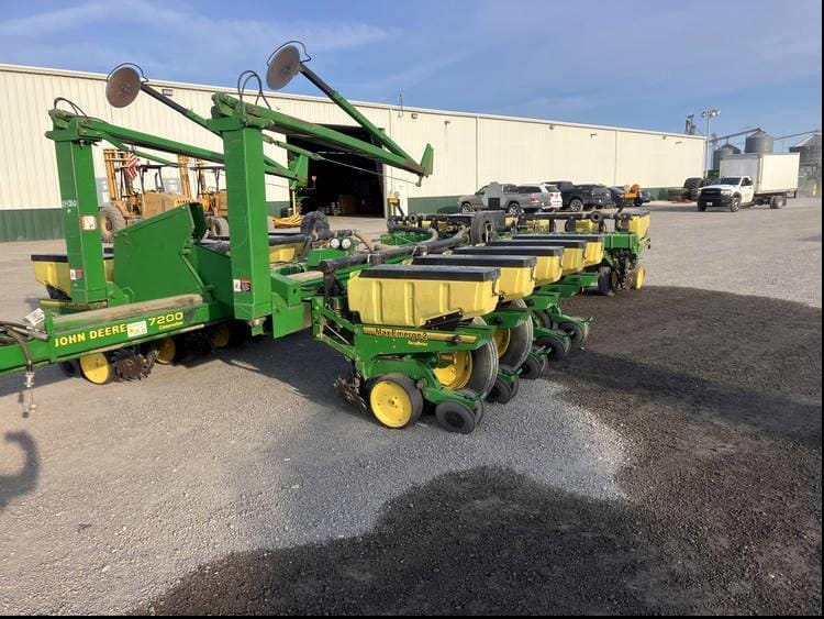 1995 John Deere 7200 Equipment Image0