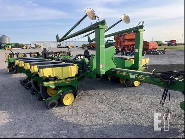 Image of John Deere 7200 equipment image 1