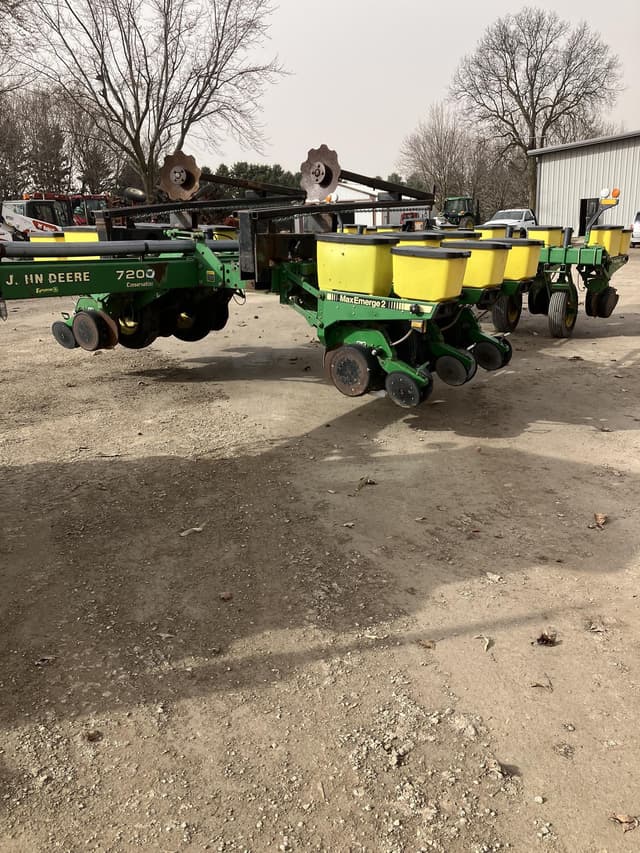 Image of John Deere 7200 equipment image 1