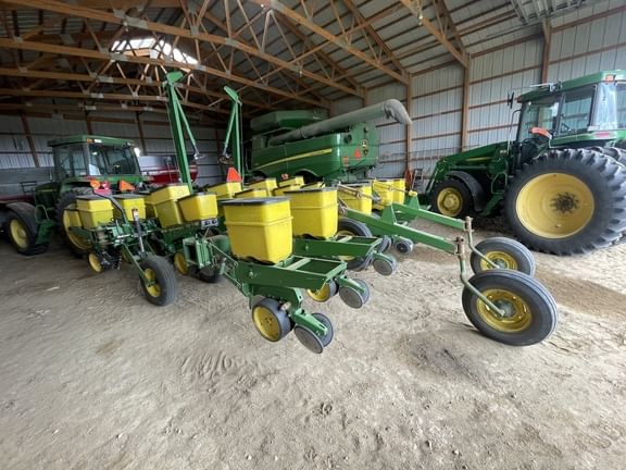 1995 John Deere 7200 Image