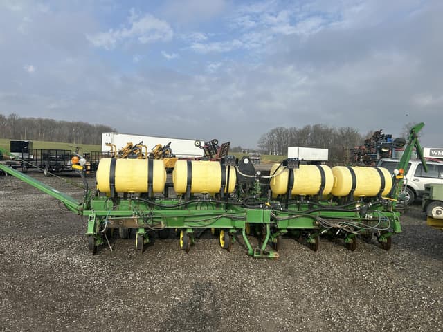 Image of John Deere 7200 equipment image 1