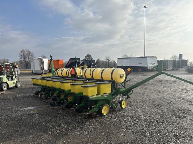 Image of John Deere 7200 equipment image 2