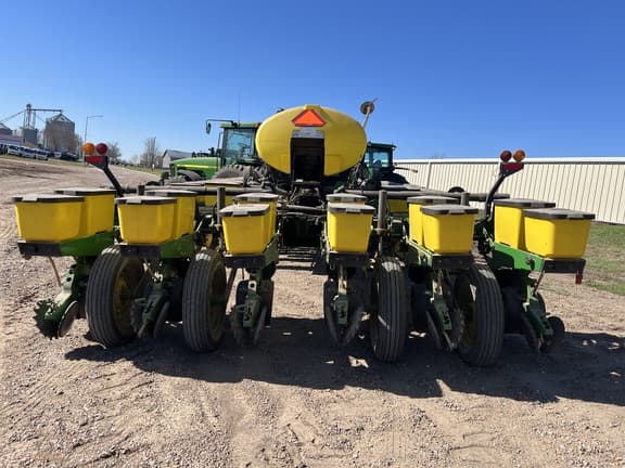 Image of John Deere 7200 equipment image 3