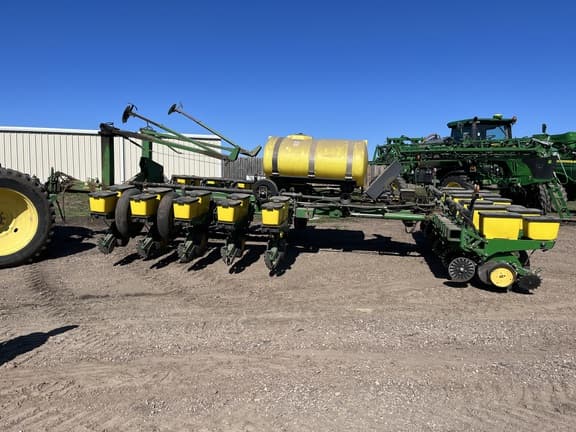 Image of John Deere 7200 equipment image 1