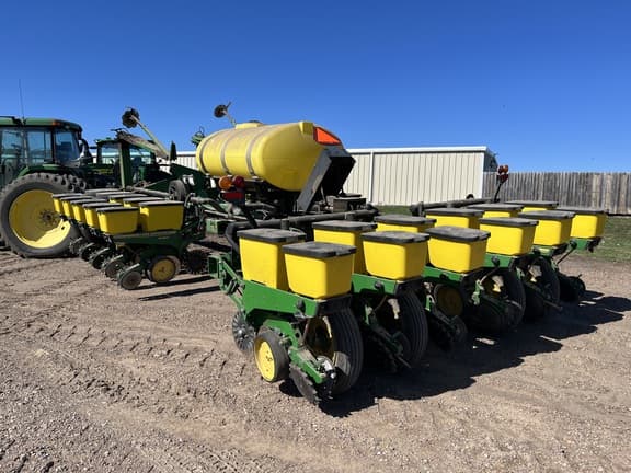 Image of John Deere 7200 equipment image 2