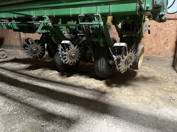 Image of John Deere 7200 equipment image 3