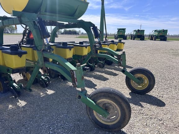 Image of John Deere 7300 equipment image 4