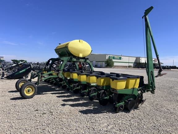 Image of John Deere 7300 equipment image 2