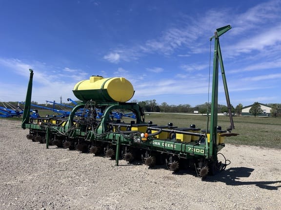 1995 John Deere 7300 Equipment Image0