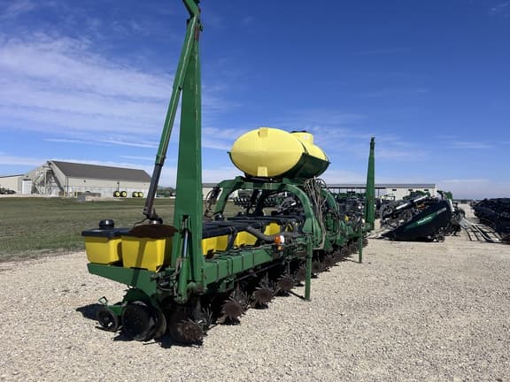 Image of John Deere 7300 equipment image 3