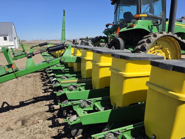 Image of John Deere 7300 equipment image 1