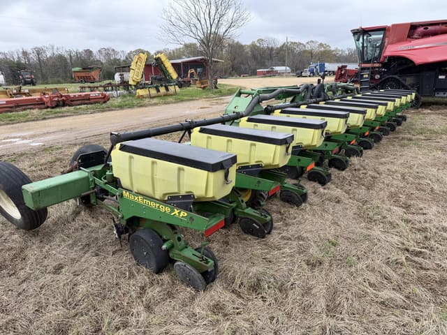 Image of John Deere 7300 equipment image 3