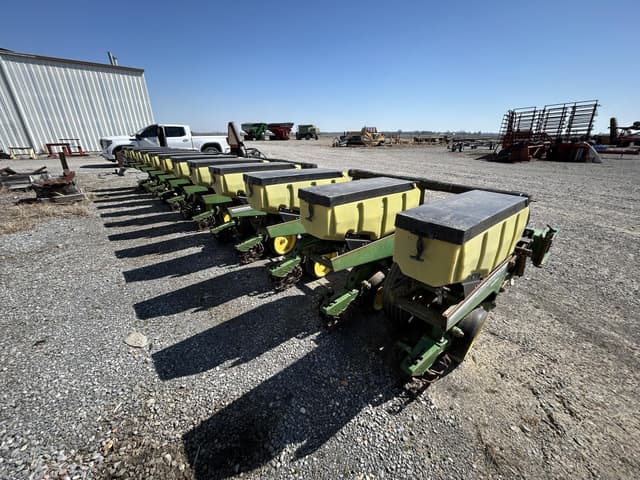 Image of John Deere 7300 equipment image 3