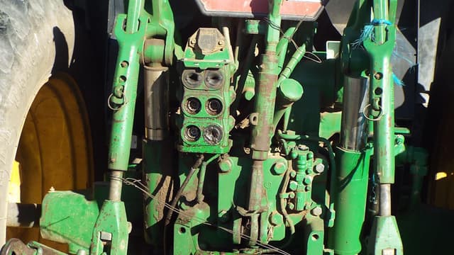 Image of John Deere 7400 equipment image 3