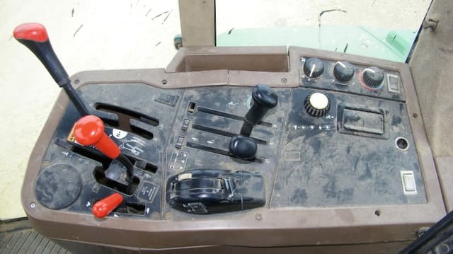 Image of John Deere 7400 equipment image 2