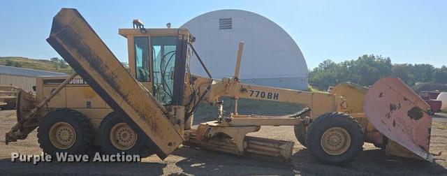 Image of John Deere 770BH equipment image 3