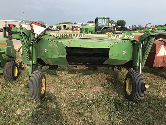 Image of John Deere 820 equipment image 4