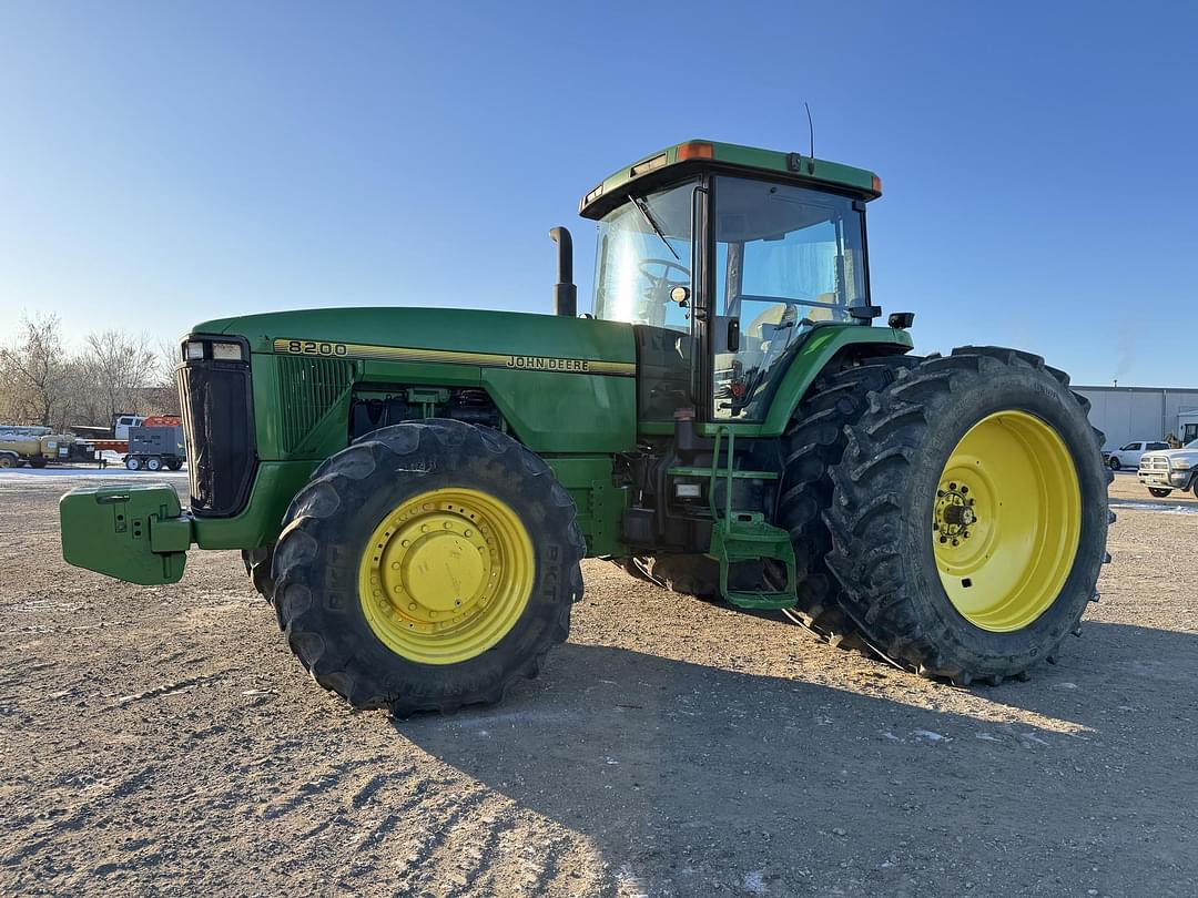 Image of John Deere 8200 Primary image