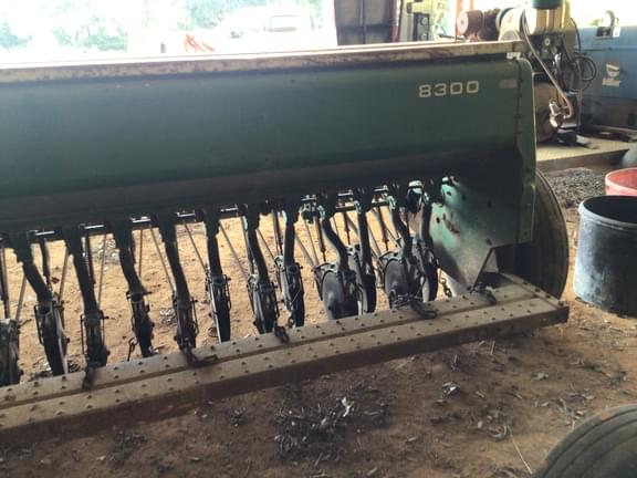 Image of John Deere 8300 equipment image 4