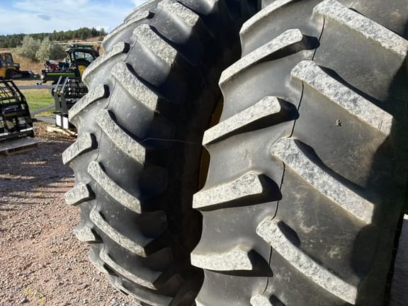 Image of John Deere 8400 equipment image 4
