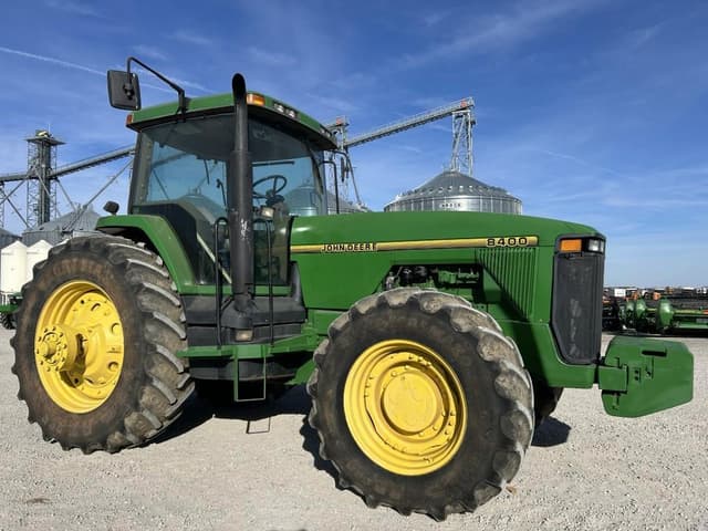 Image of John Deere 8400 equipment image 1