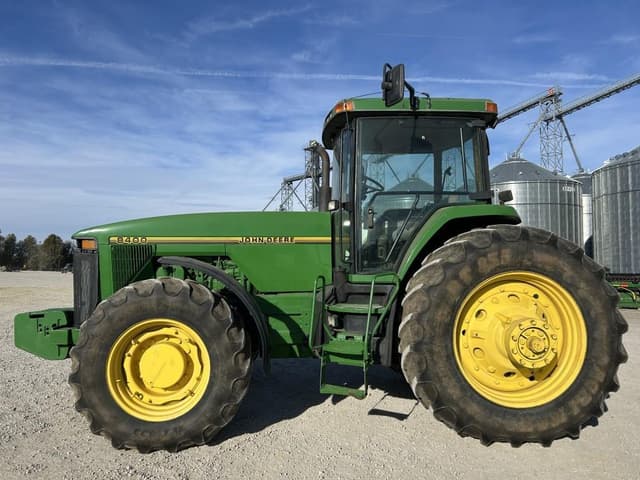 Image of John Deere 8400 equipment image 2