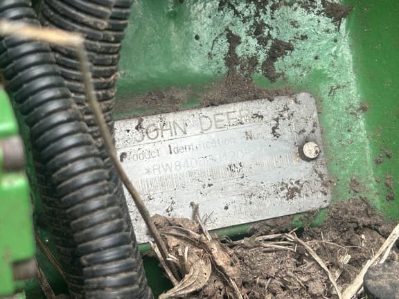 Image of John Deere 8400 equipment image 2