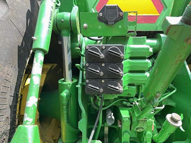 Image of John Deere 8400 equipment image 4