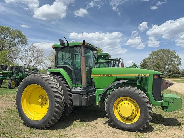 Image of John Deere 8400 equipment image 1