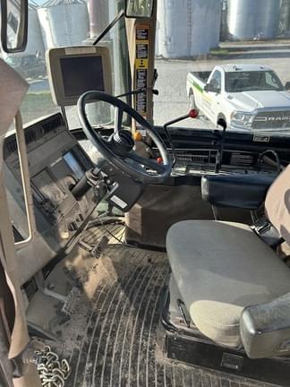 Image of John Deere 8570 equipment image 1