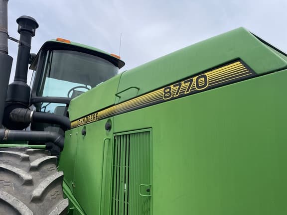 Image of John Deere 8770 equipment image 1