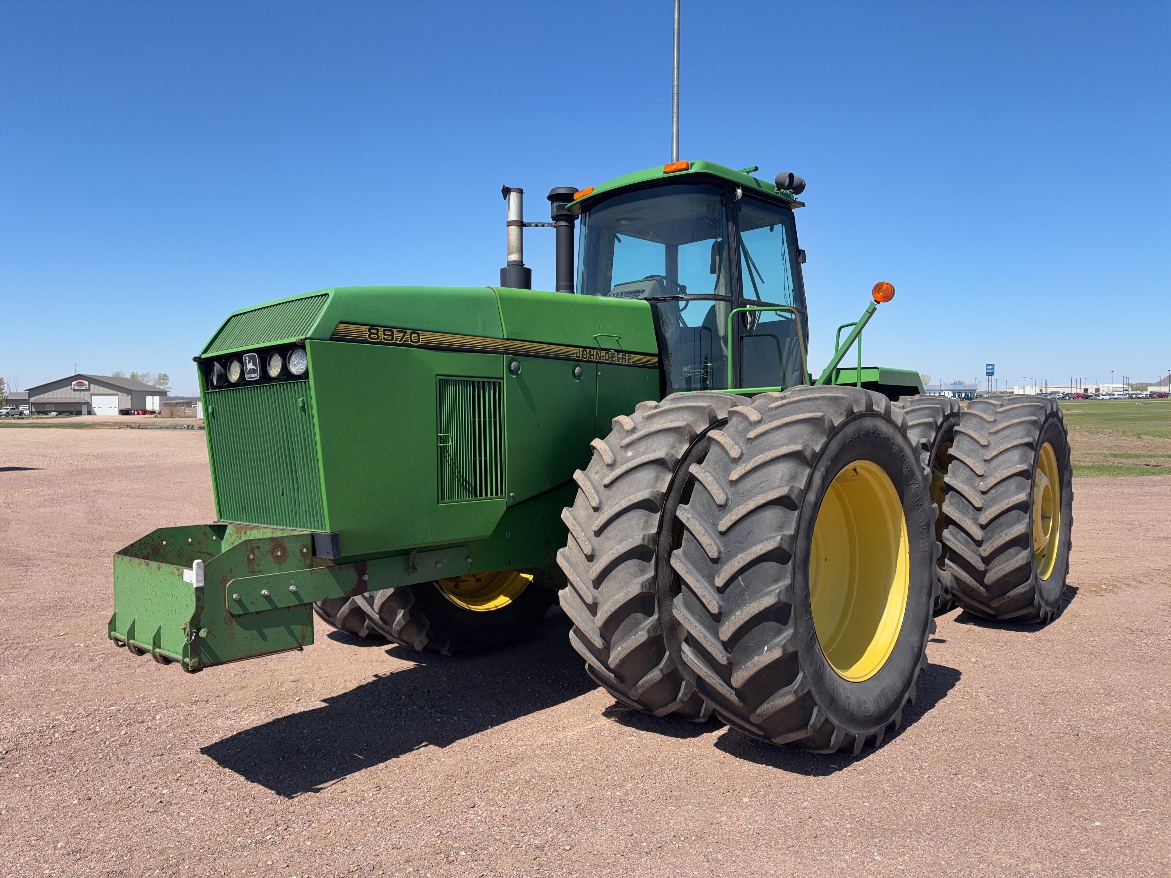 300 - 424 HP Tractors image