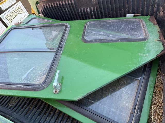 Image of John Deere Gator 4X2 equipment image 4