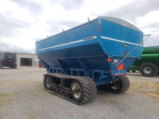 Image of Kinze 1040 equipment image 4