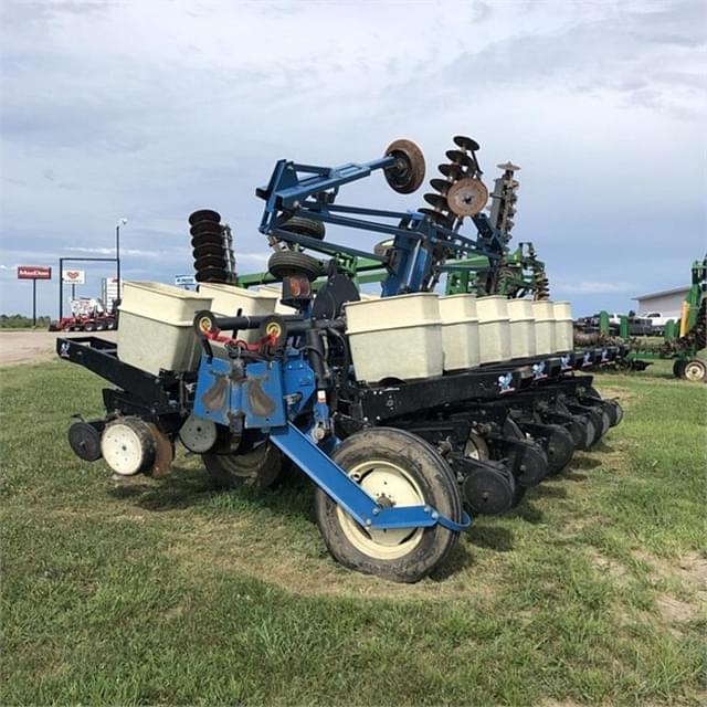 Image of Kinze 2200 equipment image 3