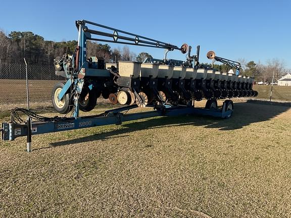 Image of Kinze 2600 equipment image 4