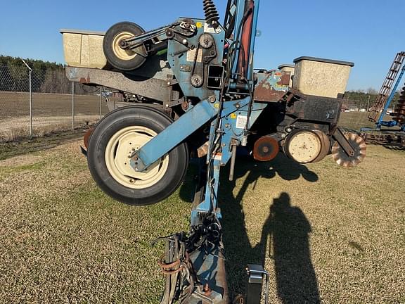 Image of Kinze 2600 equipment image 3