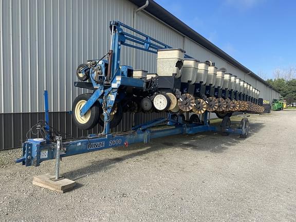 Image of Kinze 2600 equipment image 1