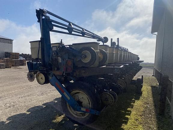 Image of Kinze 2600 equipment image 2