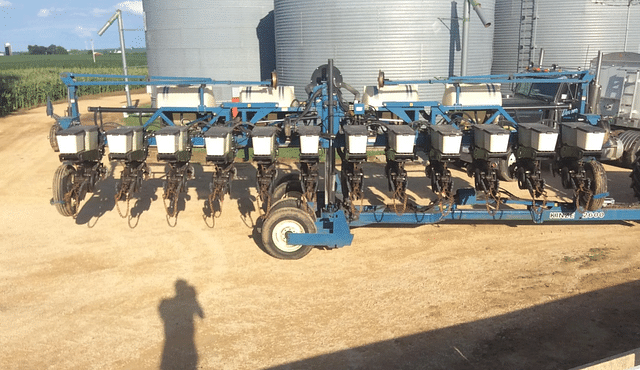 Image of Kinze 2600 equipment image 4