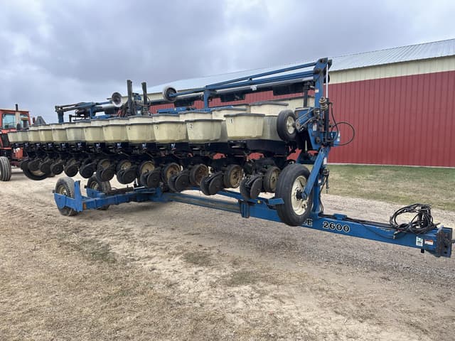 Image of Kinze 2600 equipment image 3
