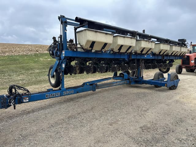Image of Kinze 2600 equipment image 2