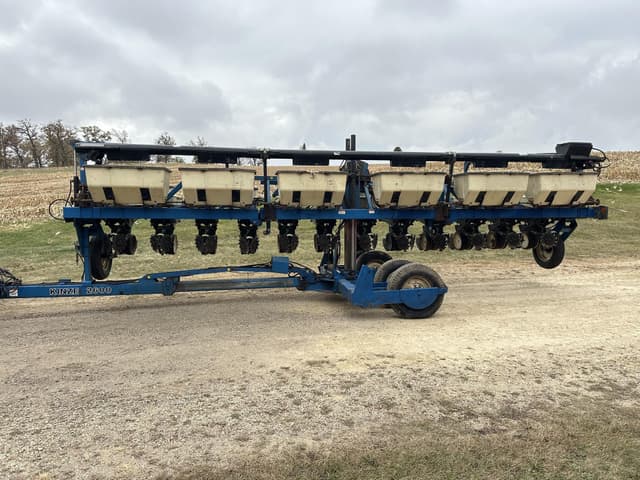 Image of Kinze 2600 equipment image 1