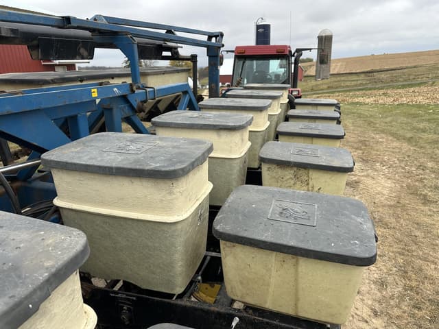 Image of Kinze 2600 equipment image 4