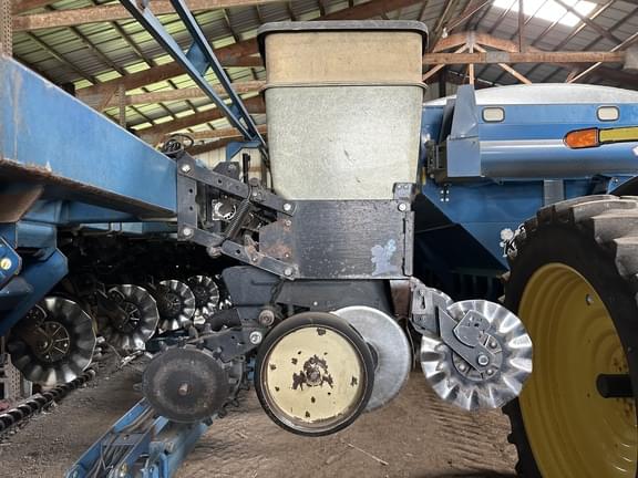 Image of Kinze 2600 equipment image 2