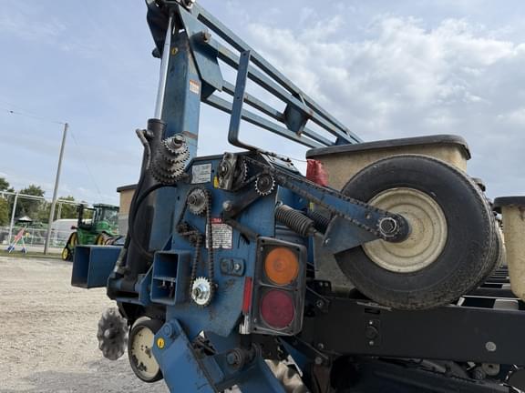 Image of Kinze 2600 equipment image 3