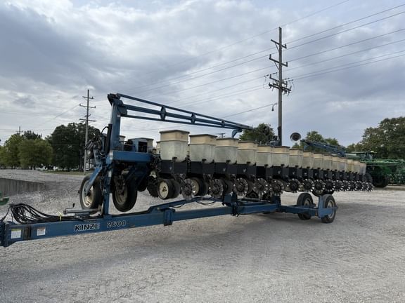 1995 Kinze 2600 Equipment Image0