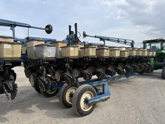 Image of Kinze 2600 equipment image 2