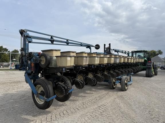 Image of Kinze 2600 equipment image 4