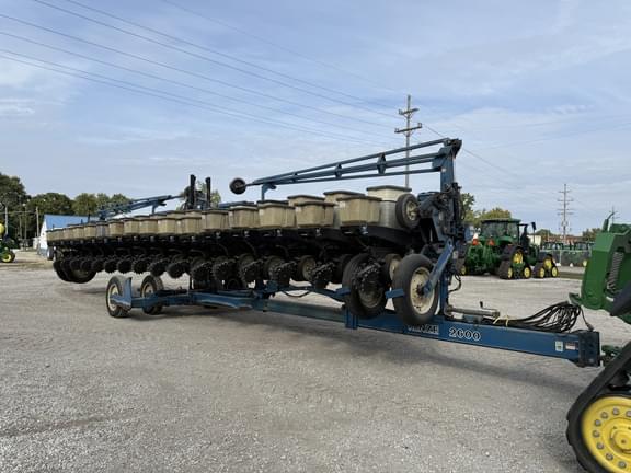 Image of Kinze 2600 equipment image 1